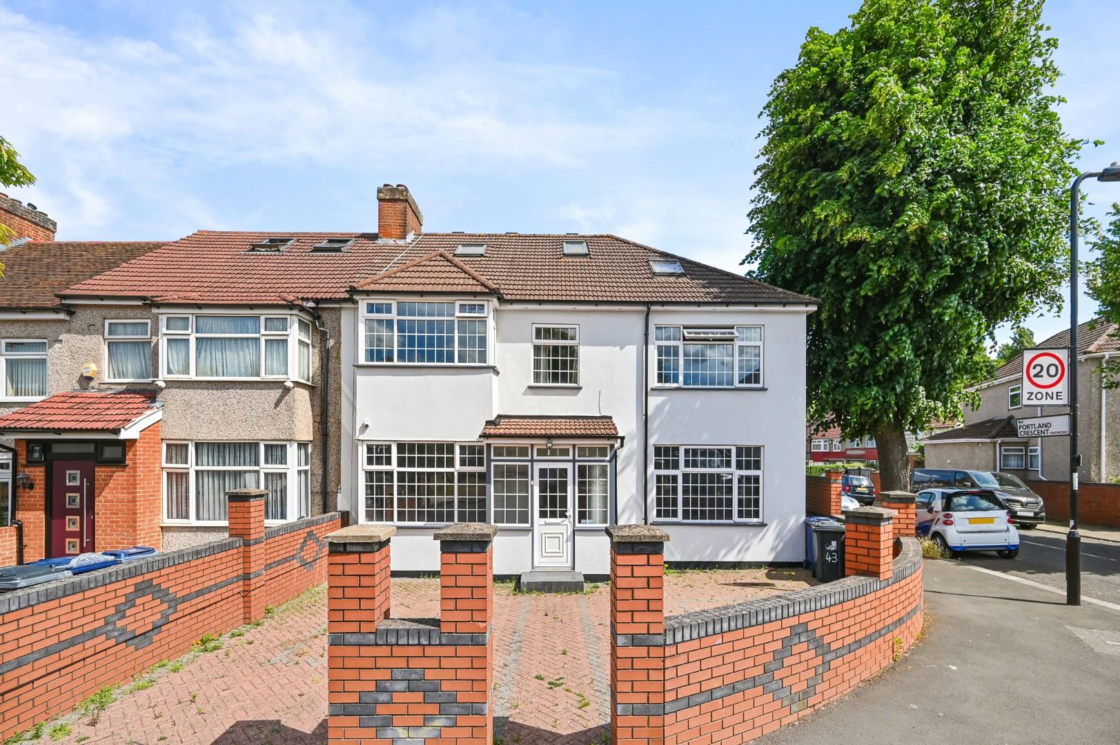 Room Mansell Road in Greater London