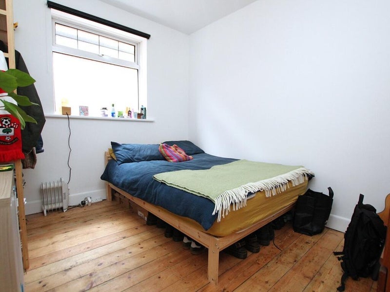 Room Dorchester Road in Poole