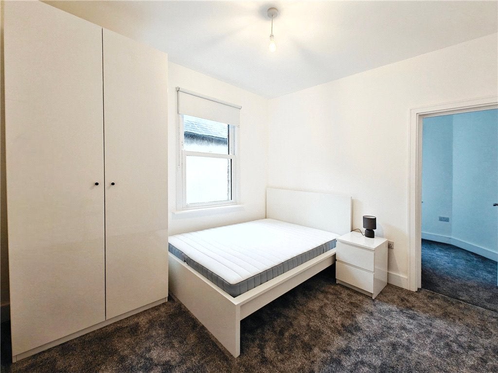 Room Victoria Road in Guildford