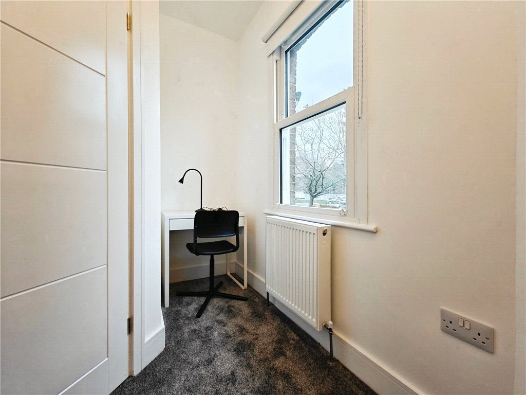 Room Victoria Road in Guildford