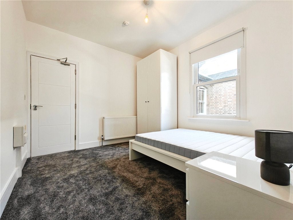 Room Victoria Road in Guildford