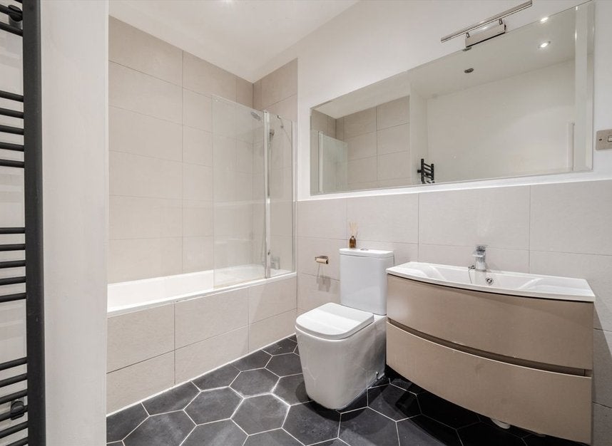 Flat Hammersmith Road in Greater London