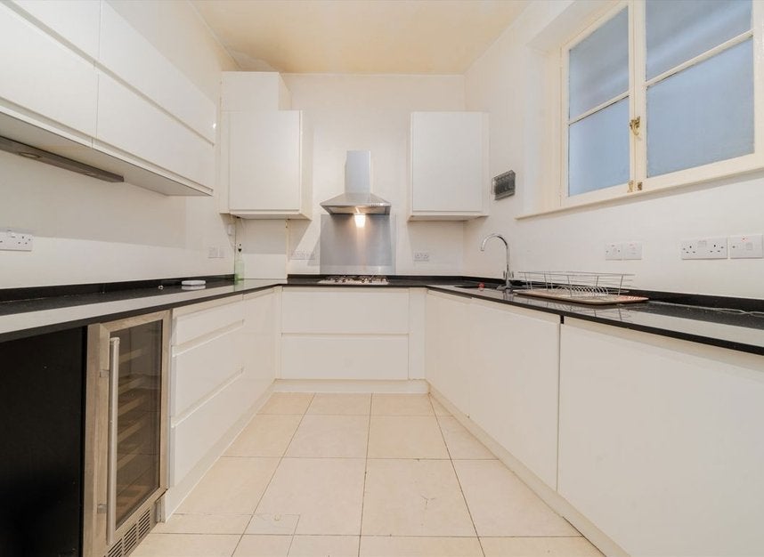 Flat Hammersmith Road in Greater London