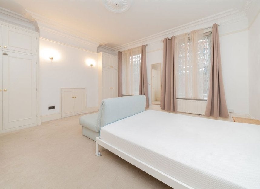 Flat Hammersmith Road in Greater London