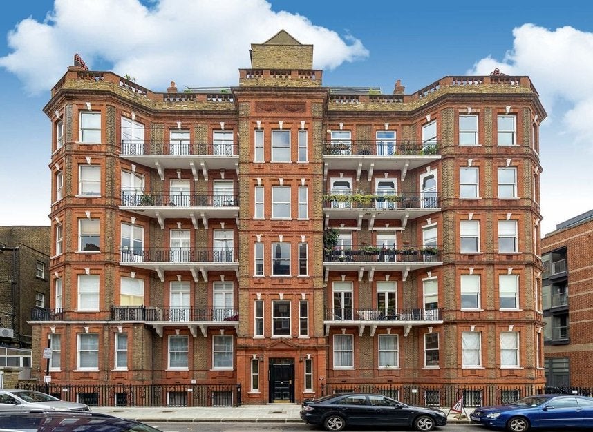 Flat Hammersmith Road in Greater London