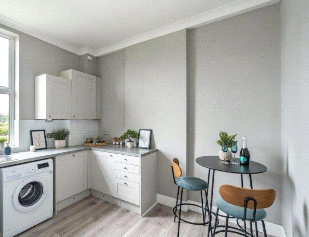 Flat Park Avenue in Greater London