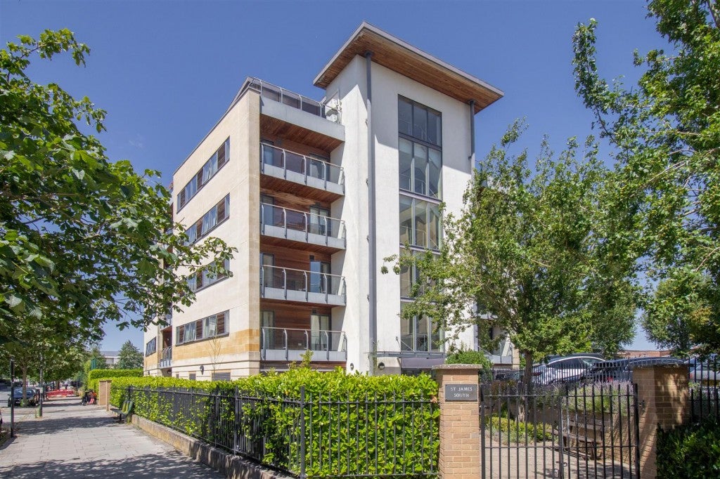 Flat Jessop Avenue in Cheltenham