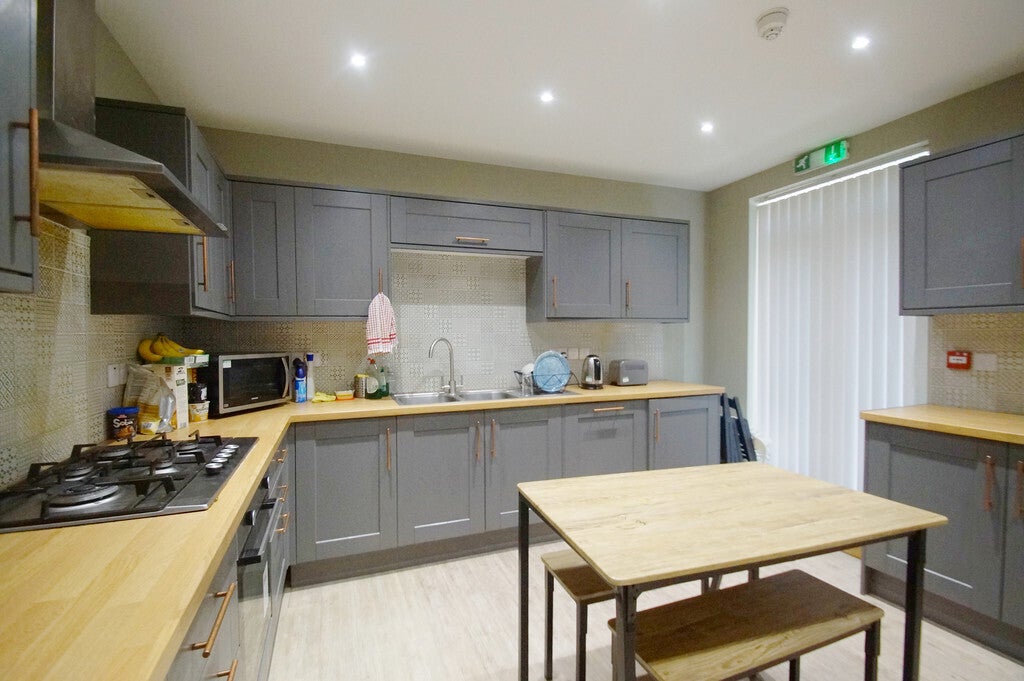 Room Holmfield Road in Coventry