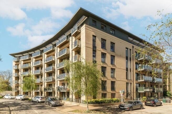 Flat Dragmore Street in Greater London