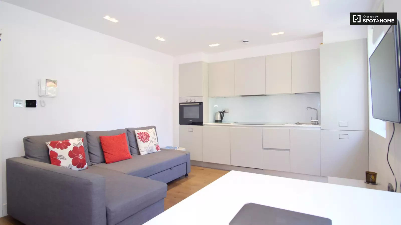 Flat Coverdale Road in Greater London