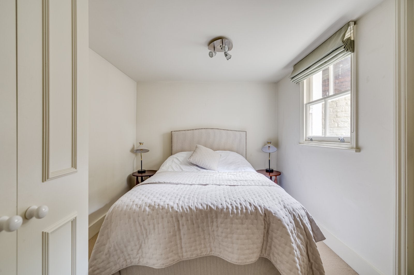 Flat Estcourt Road in Greater London