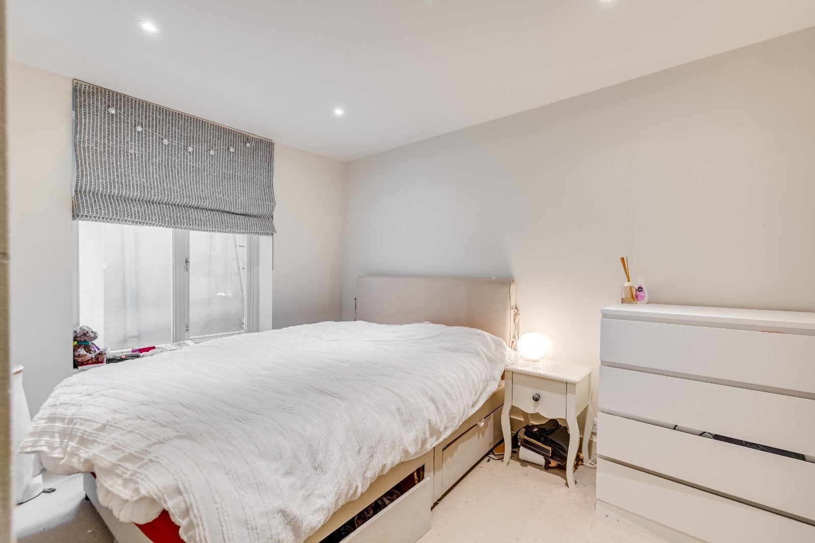 Flat Estcourt Road in Greater London