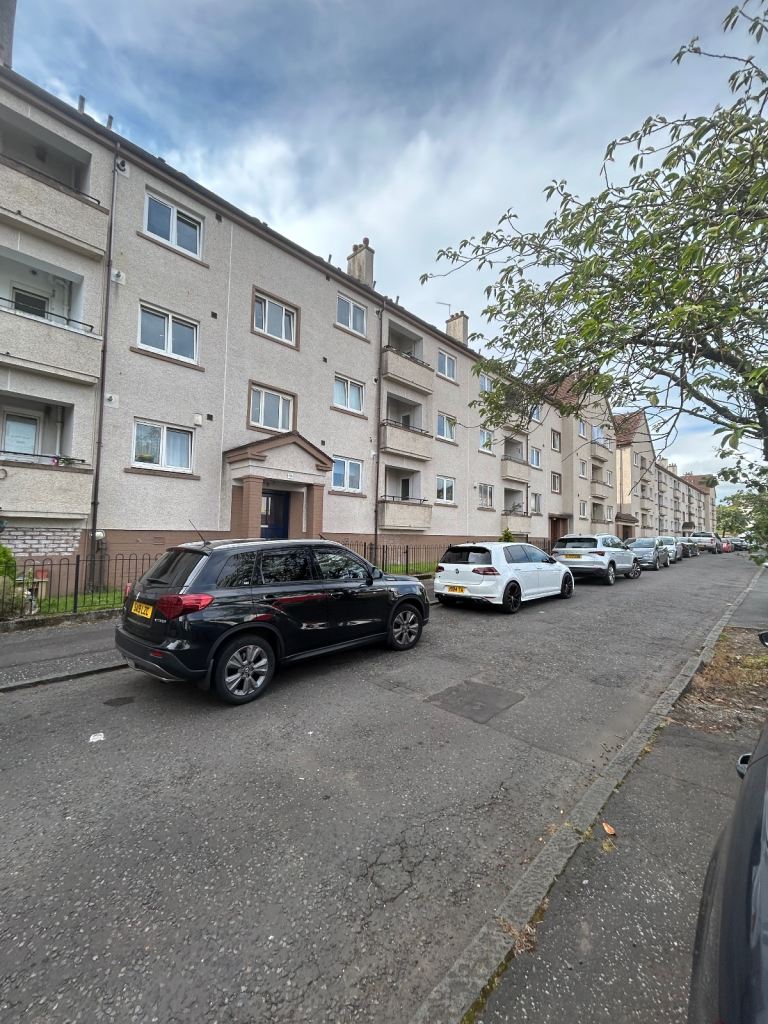 Flat Main Street in Thornliebank