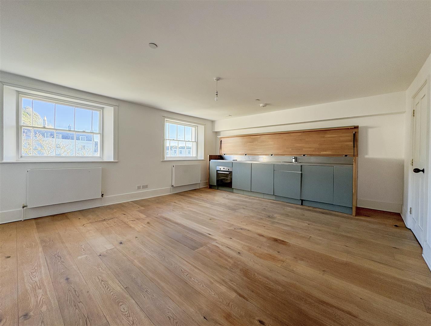 Flat Wellington Square in St Leonards