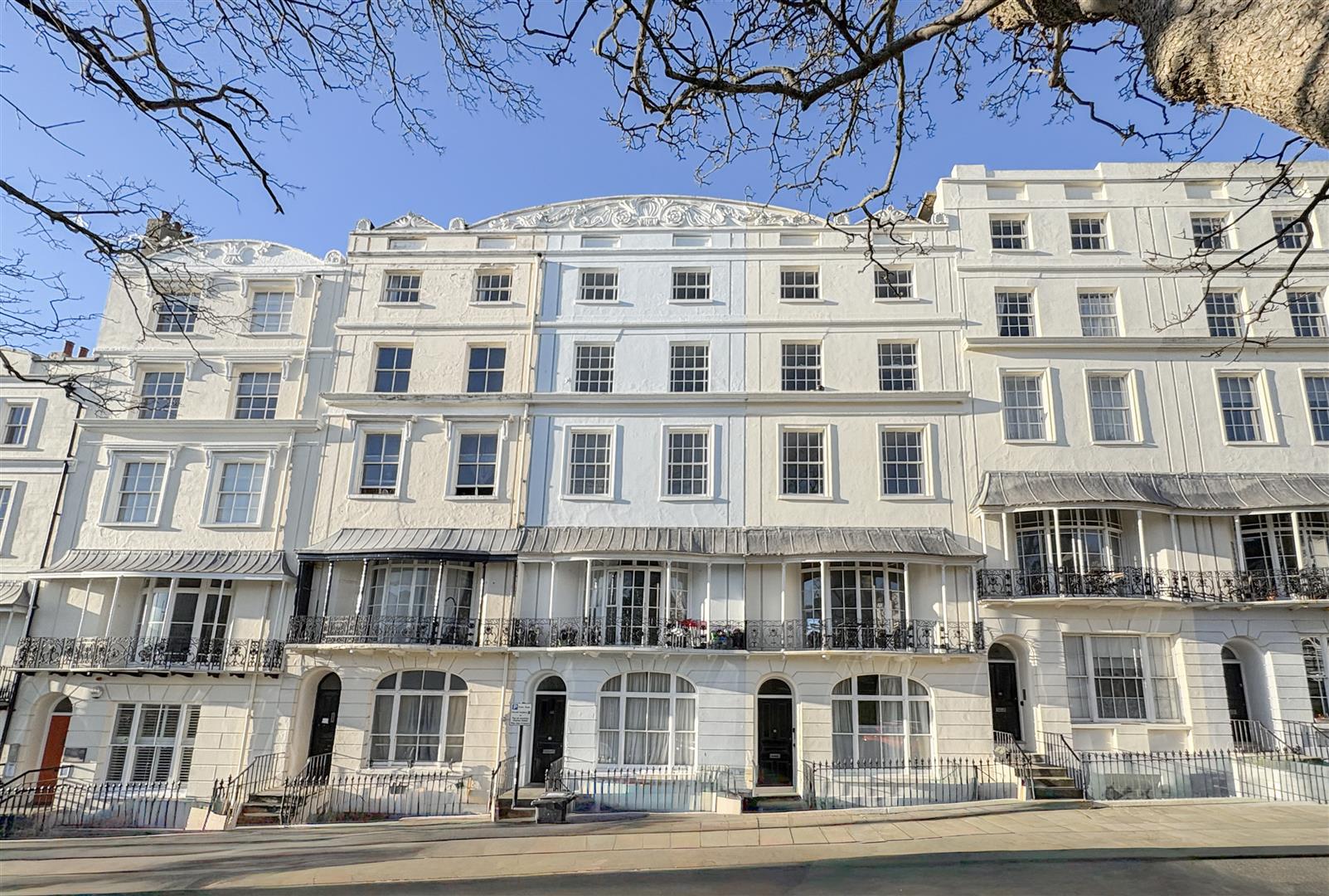 Flat Wellington Square in St Leonards