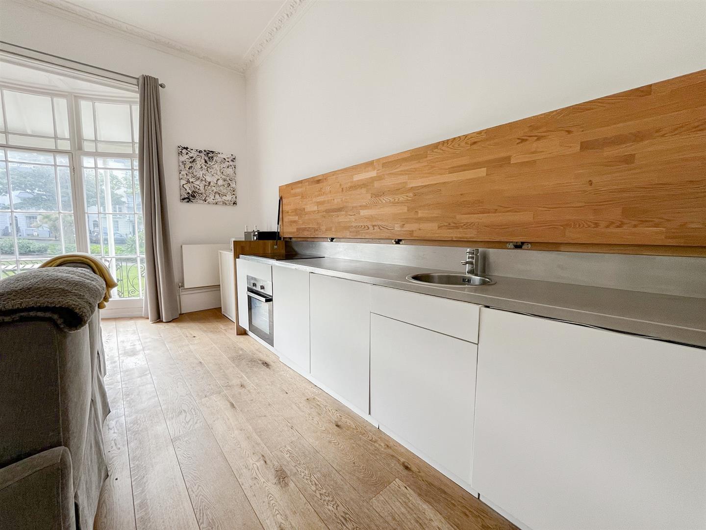 Flat Wellington Square in St Leonards