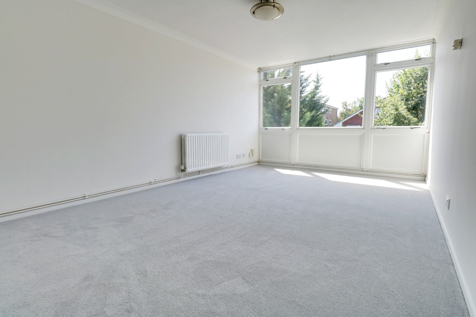 Flat Albemarle Road in Greater London