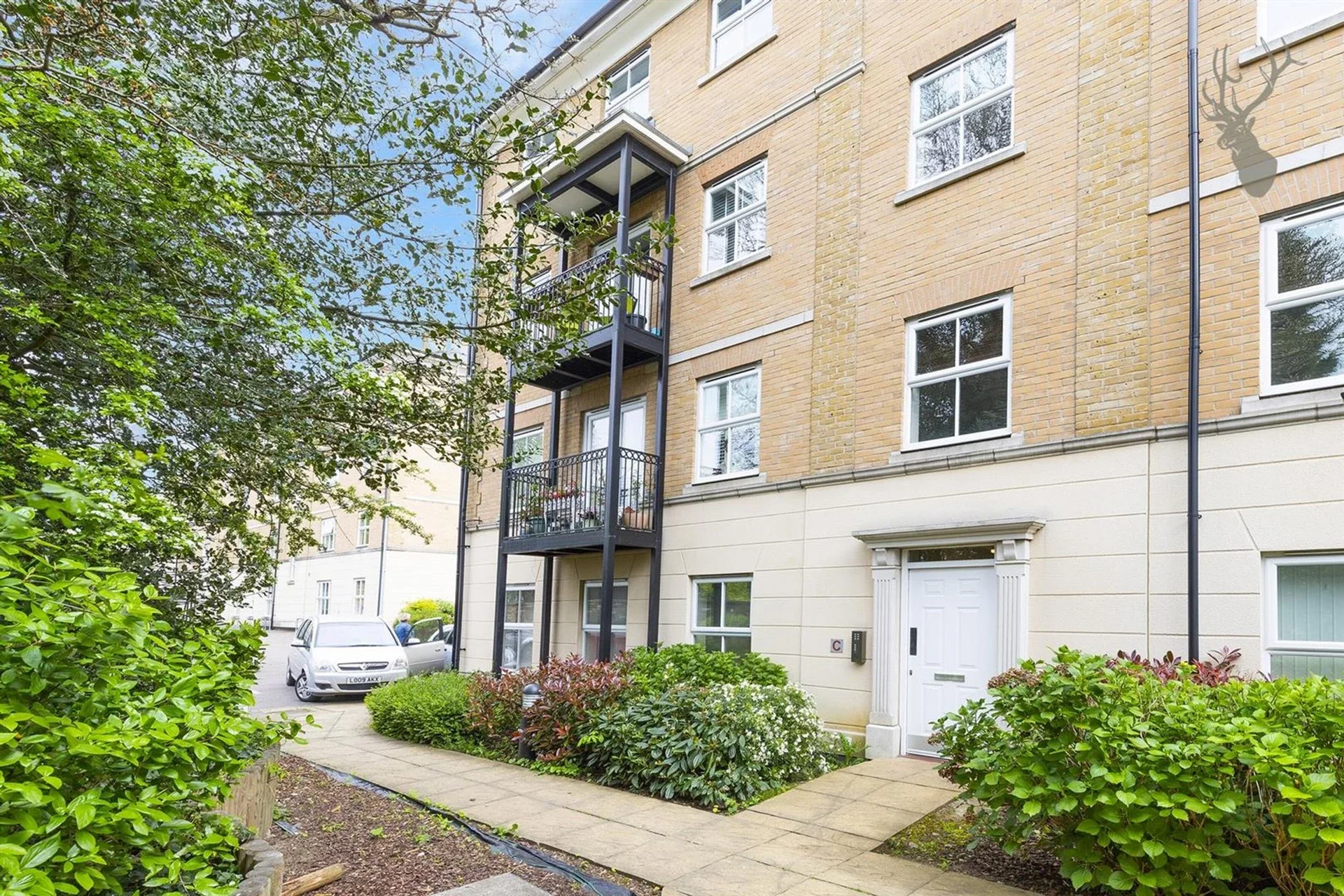 Flat Court Yard in Greater London