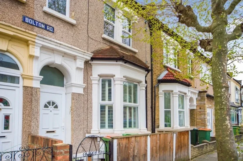 Flat Bolton Road in Greater London