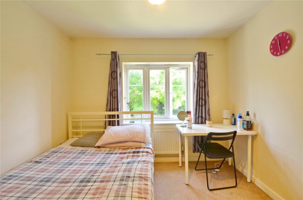 Room Blandamour Way in Bristol