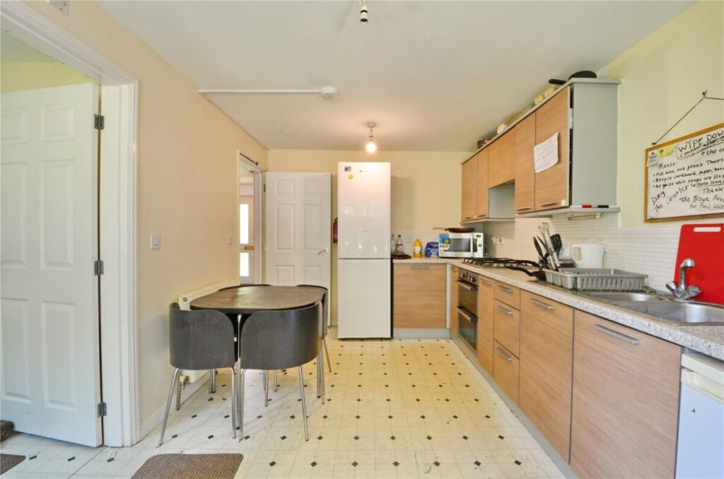 Room Blandamour Way in Bristol