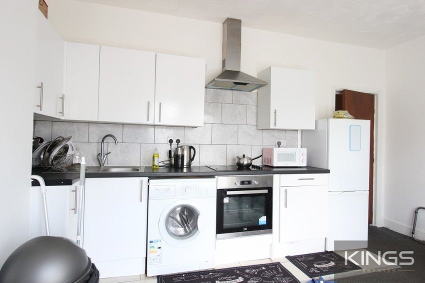 Flat Arnold Road in Southampton