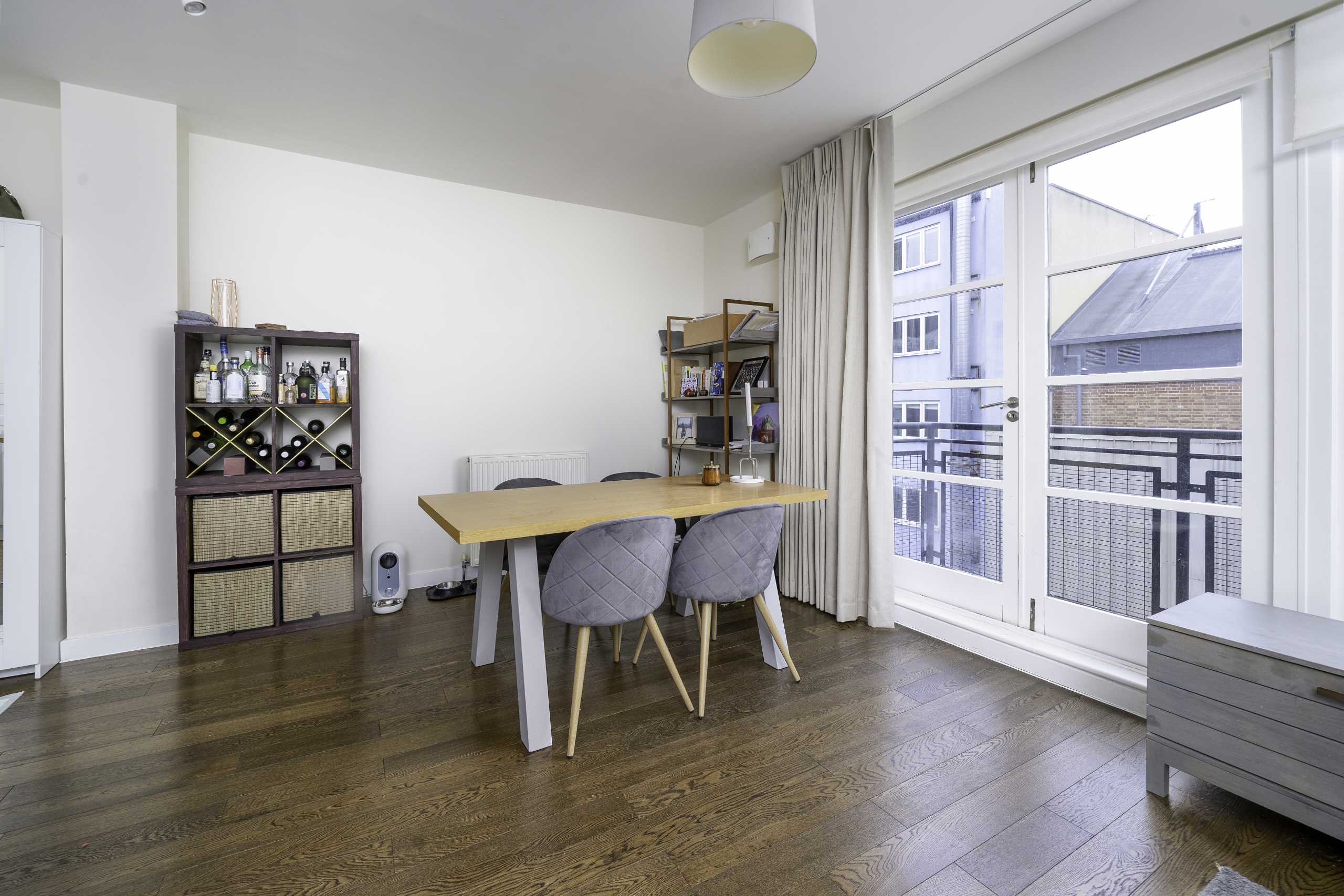 Flat Broadwall in Greater London