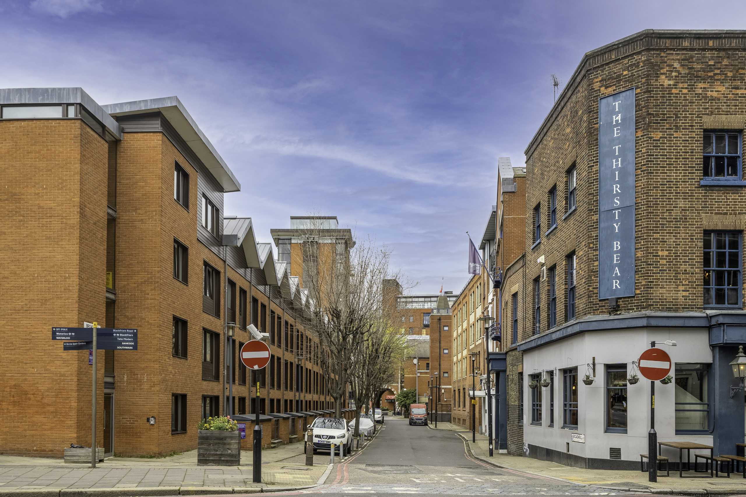 Flat Broadwall in Greater London