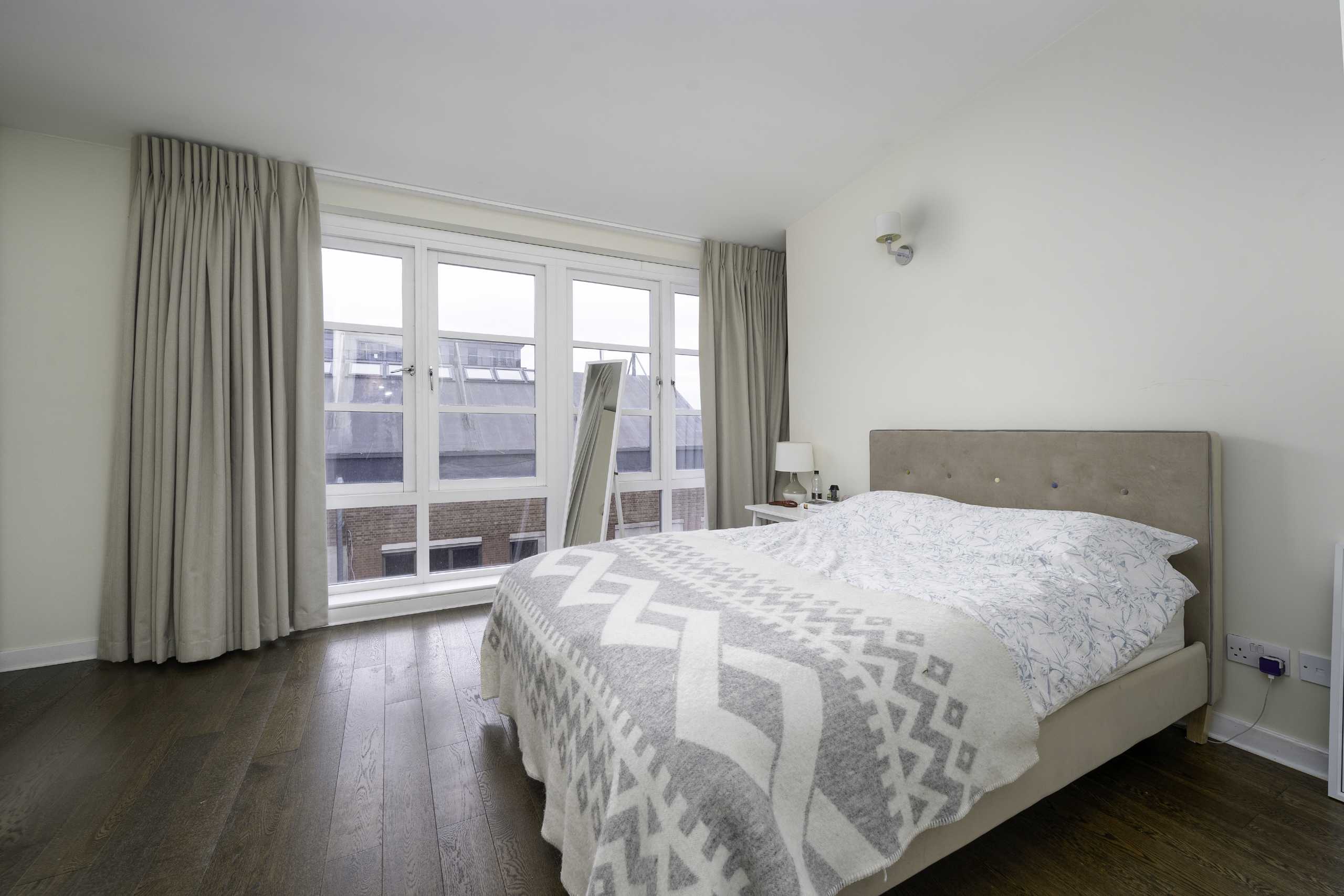 Flat Broadwall in Greater London