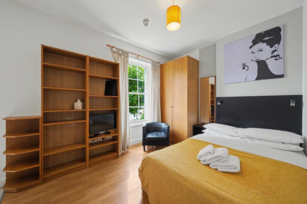 Flat Cartwright Gardens in Greater London