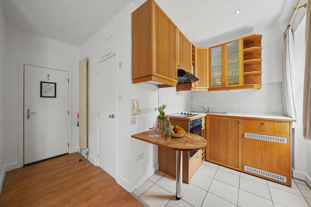 Flat Cartwright Gardens in Greater London
