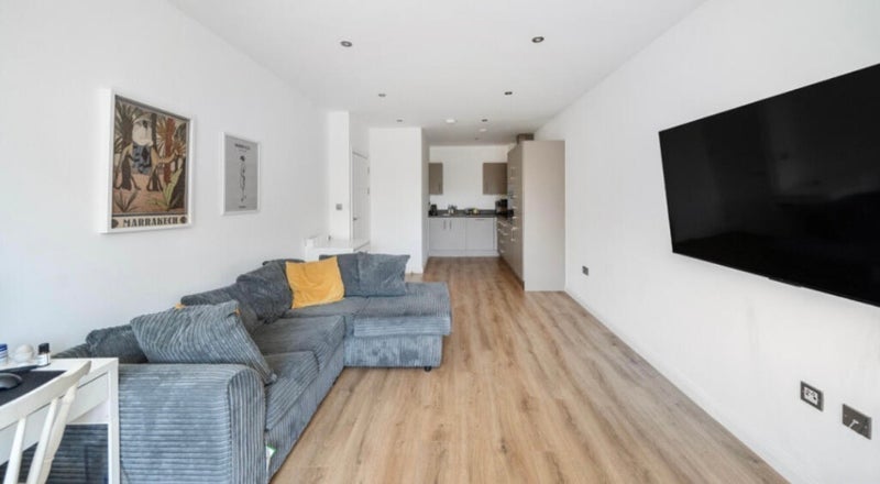 Flat Hawthorne Avenue in Greater London