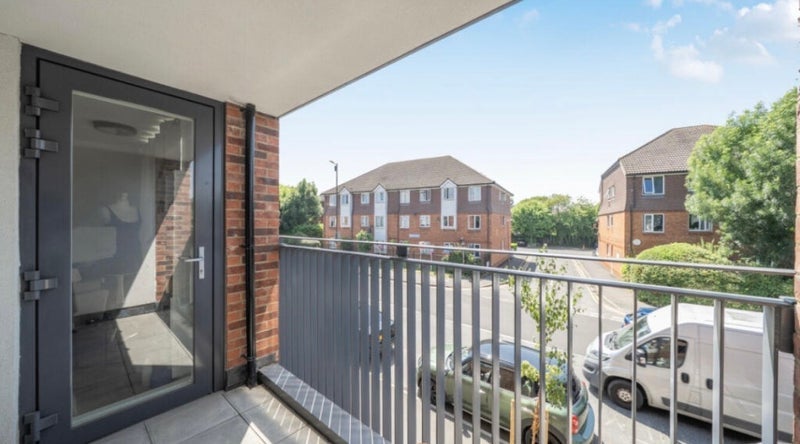 Flat Hawthorne Avenue in Greater London