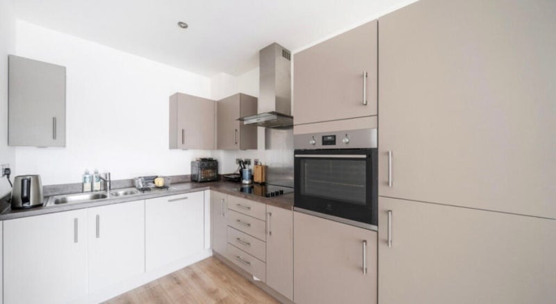 Flat Hawthorne Avenue in Greater London