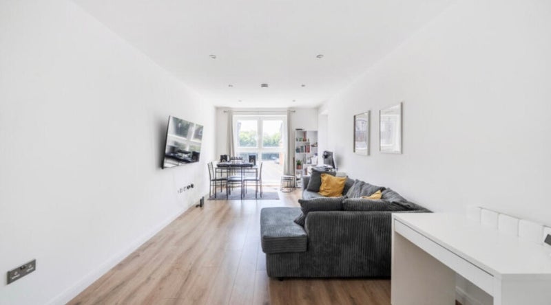 Flat Hawthorne Avenue in Greater London