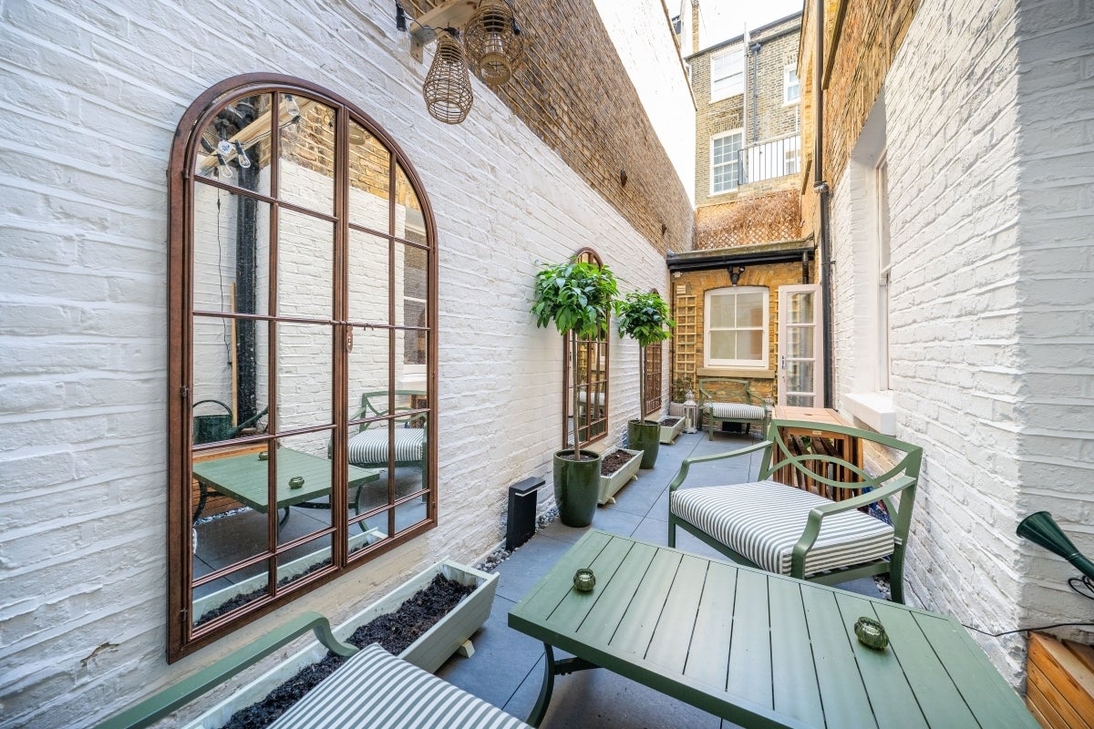 Flat Belgrave Road in City of Westminster