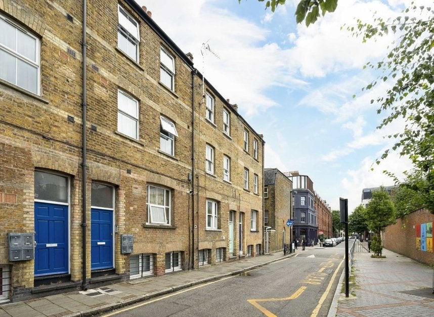 Flat Settles Street in Greater London