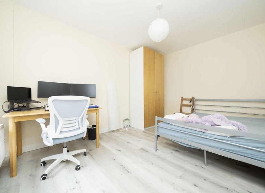 Flat Settles Street in Greater London