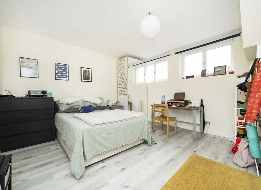 Flat Settles Street in Greater London