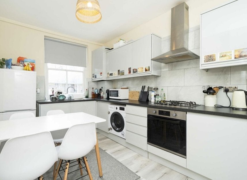 Flat Settles Street in Greater London