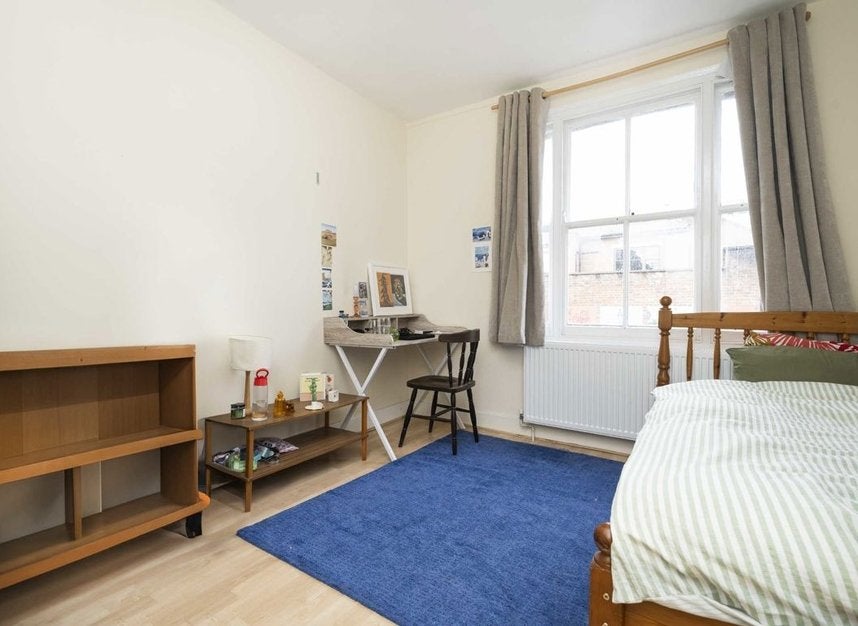Flat Settles Street in Greater London