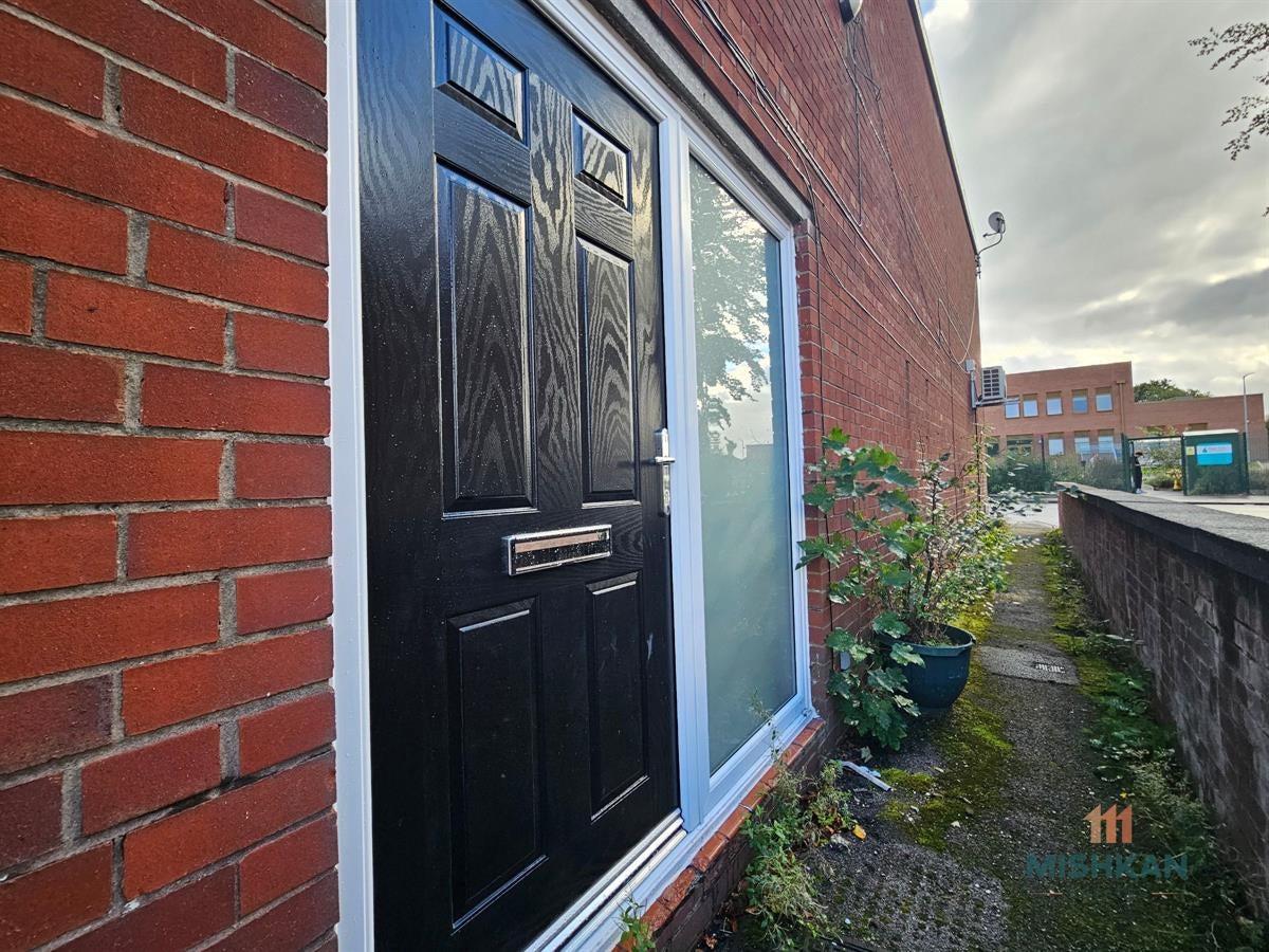 Flat Worcester Road in Cheadle Hulme