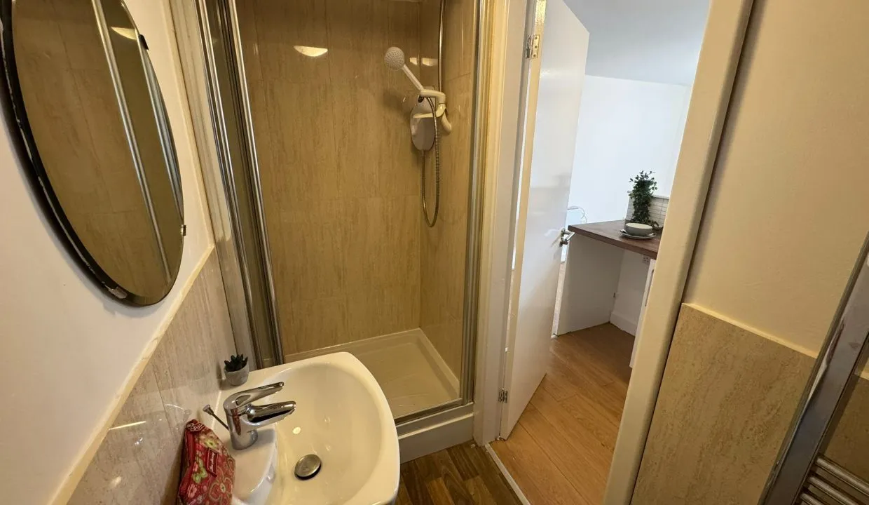 Flat Sandhurst Road in Leicester