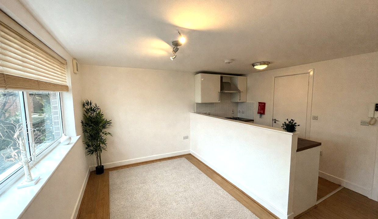 Flat Sandhurst Road in Leicester