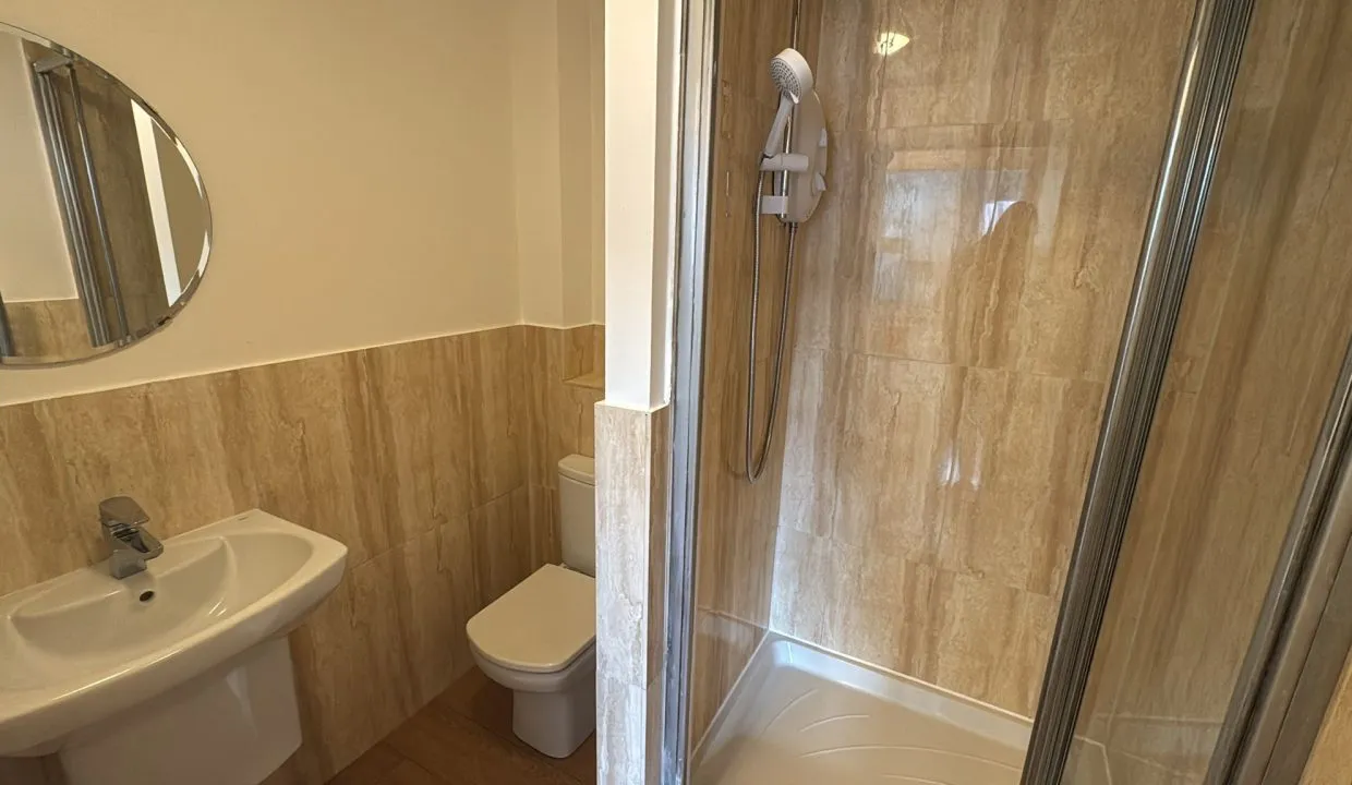 Flat Sandhurst Road in Leicester