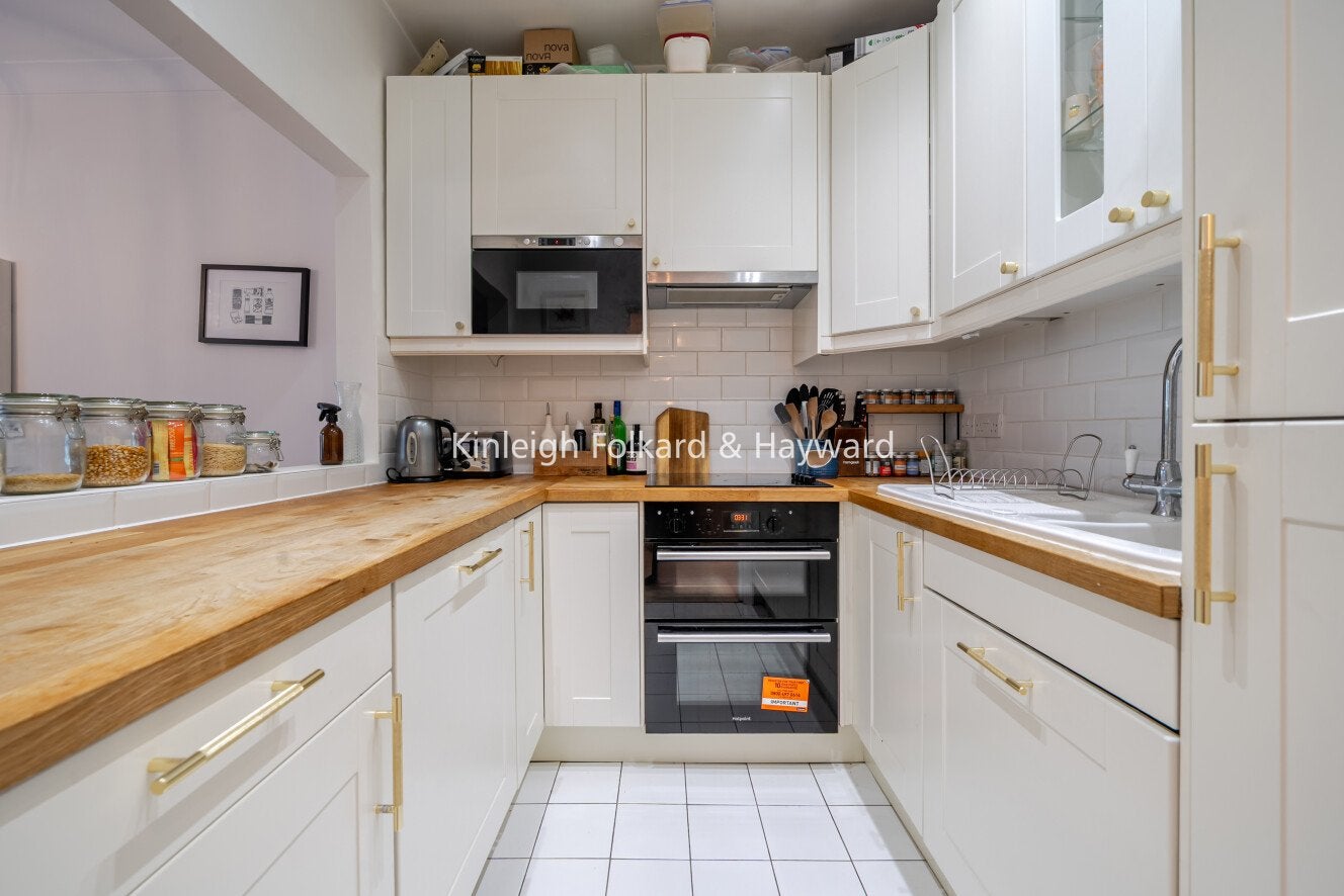 Flat Renfrew Road in Greater London