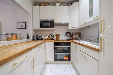 Flat Renfrew Road in Greater London