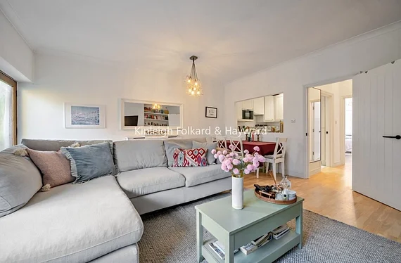 Flat Renfrew Road in Greater London