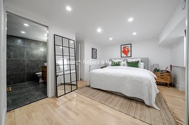 Flat Renfrew Road in Greater London