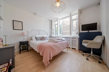 Flat Renfrew Road in Greater London